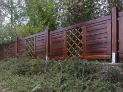 Na plot lze použít vysoké i nízké plotové zástěny kombinované dřevěnou mříží