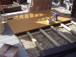 Venkovní podlahu lze montovat i na impregnované hranoly z tvrdého dřeva