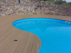 WPC podlahy jsou velmi vhodné k bazénům