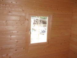 Bezbarvý nátěr vnitřku chaty vypadá moc pěkně, krásně vyniknou i vady dřeva - suky