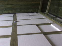 Pro zateplení podlahy chaty používáme polystyren o síle 11 mm