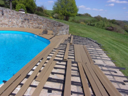 Podlahová prkna položena na terase u bazénu a hlavně na sluníčku