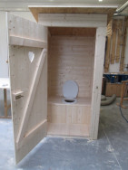 Dveře zahradní latríny jsou zpevněny svlakem