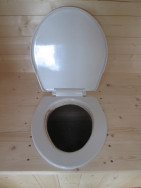 Venkovní toaleta doplněna o plastové prkénko s poklopem