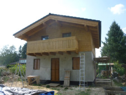 Čelní pohled na balkon montovaný svépomocí