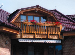 Masivní dřevěný balkon alpského stylu  - montáž svépomocí, červen 2013