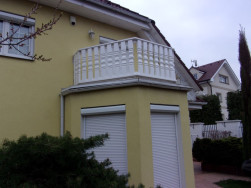 Bílé balkonové zábradlí z bavorských sloupků
