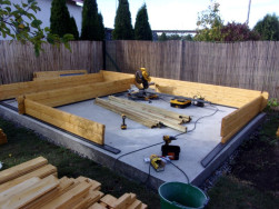 Pro stavbu chaty jsme měli připravenou betonovou základovou desku