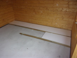 Na zateplení podlahy hlavní místnosti chaty  jsme použili polystyrén
