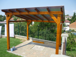 Zahradní pergola s polykarbonátovou střechou