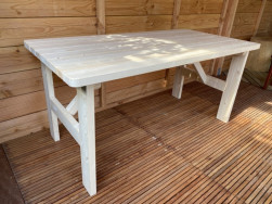 Zahradní stůl vyrobený ze smrkového dřeva