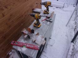 Naše nářadí zapadané sněhem při montáži zateplení chaty