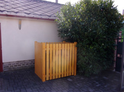 Zástěna na popelnice vyrobená z plotových planěk