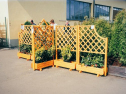 Dřevěné mříže k truhlíkům jsou vhodné jako dekorace  nebo podpěra pro pnoucí rosltiny