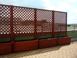 Osazené dřevěné truhlíky lze doplnit mřížemi Dřevěné mříže