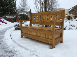 Neošetřený zahradní nábytek v zimě trpí