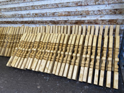 Na lakovně natřené jednotlivé balkonové sloupky