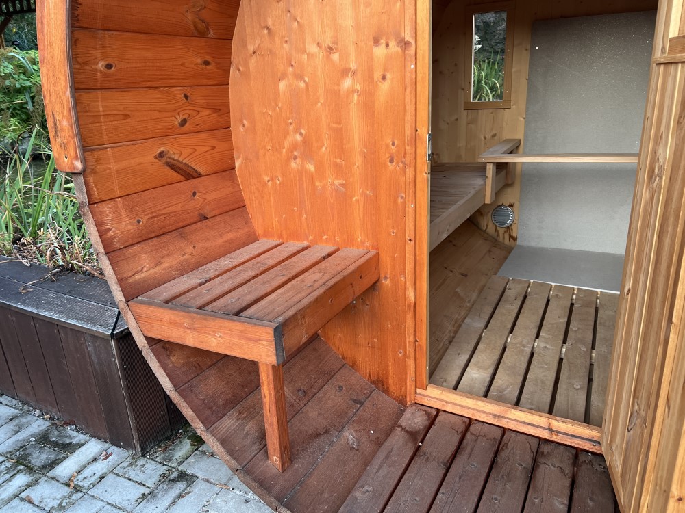 venkovní sedátko u sauny