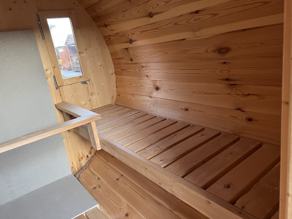 saunová dřevěná lavice