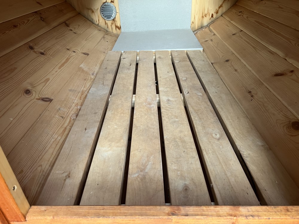 Dřevěný rošt uvnitř sauny