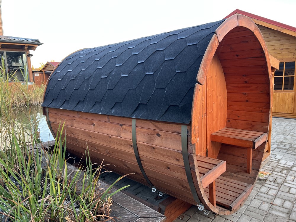 střecha sauny pokrytá šindelem