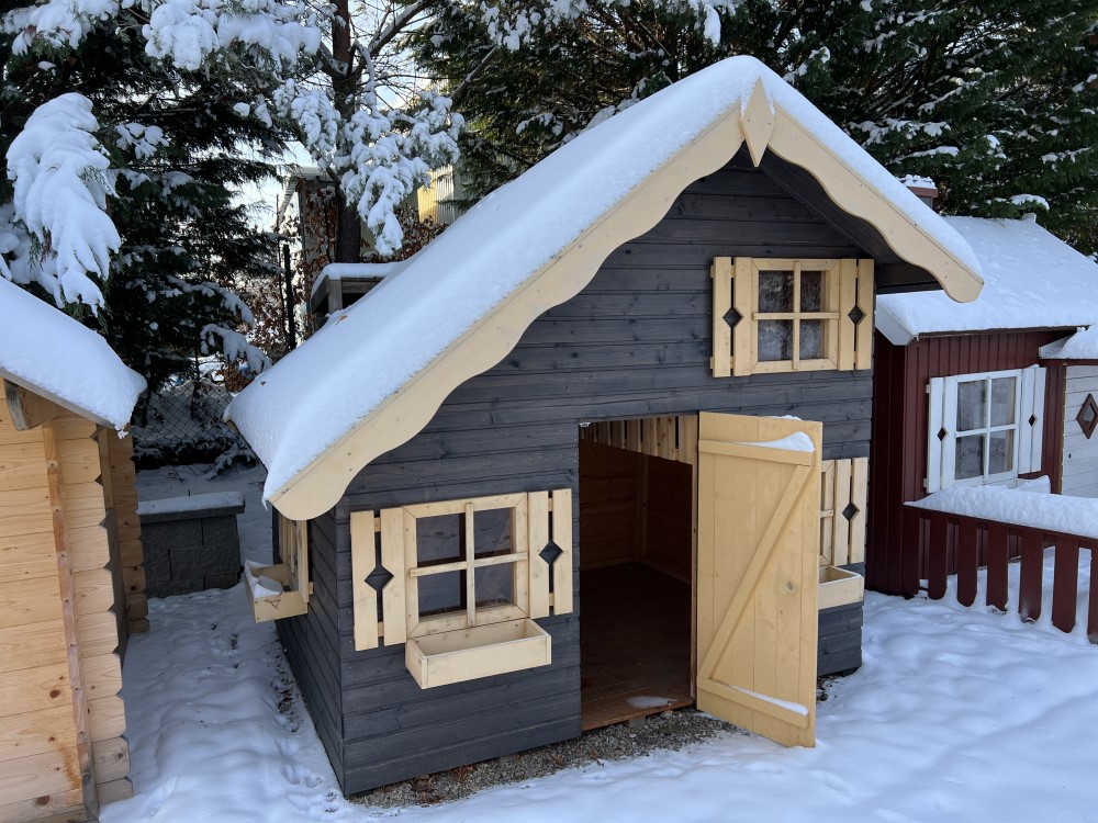 dětský domek v zimě