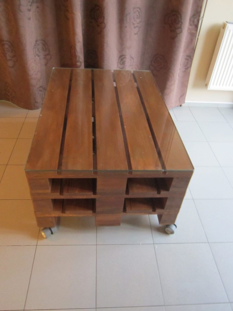 dřevěný interiérový stolek