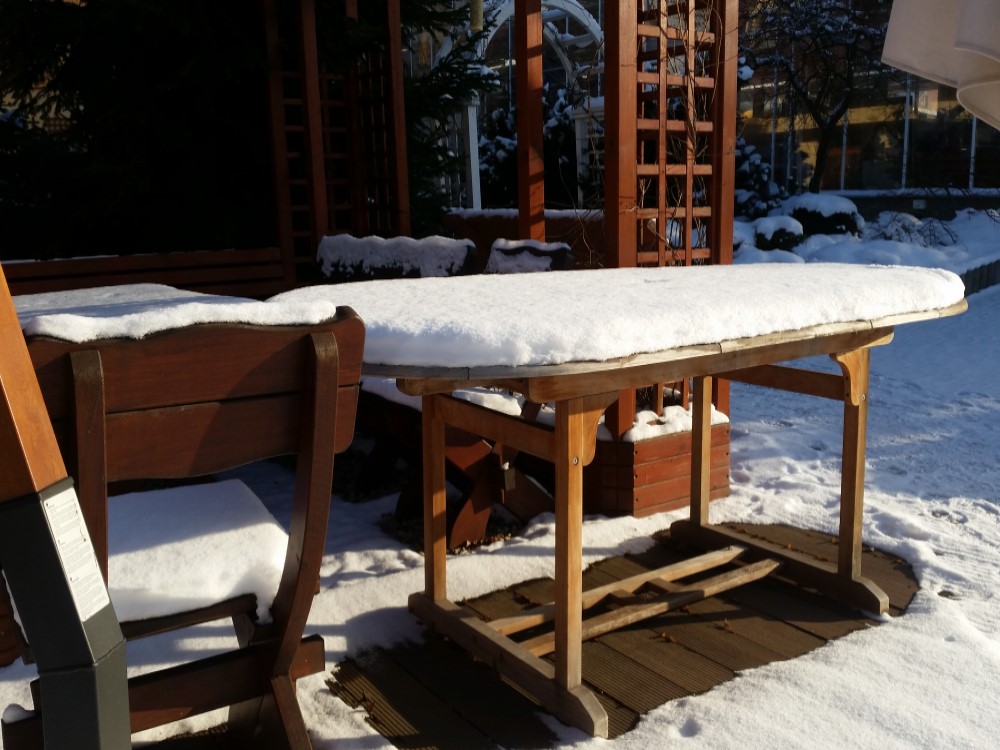 Neuklizený zahradní nábytek ze dřeva v zimě trpí