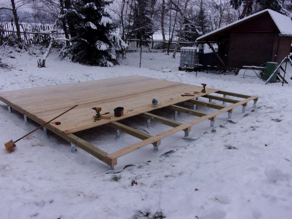 zimní montáž dřevěné chaty