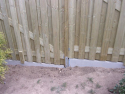 Nejprve byly zabetonovány stojky pro betonové podhrabové desky a dvojité „H“ úchyty pro plotové sloupky.