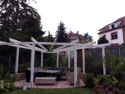 Hotová pergola čeká na svého majitele, který se bude vracet z dovolené.