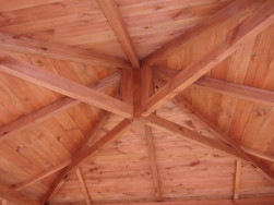 Detail krovu  - střecha je vyztužena modřínovými ráhny pro maximální pevnost konstrukce.