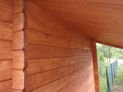 Stavba dřevěných stěn je jednoduchá - probíhá na vyřezané zámky.
