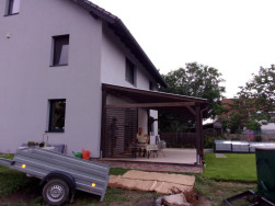 Opěrná pergola těsně před dokončením. Ještě mírné terní úpravy a dílo je hotovo.