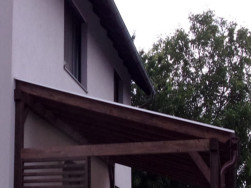 Pultová střecha z kouřového polykarbonátu byla olemována hliníkovým profilem, který navíc polykarbonát zpevní.