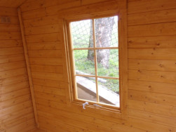 Domeček má 4 z vnitřku výklopná okna vsazena do rámů. Dvě okna jsou umístěna na bočních stranách domku a dvě vedle dveří do domku.