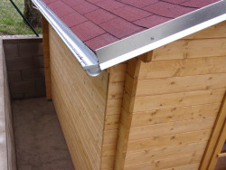 Na štítové lemování boku střechy byly použity dva metry zinkmagnetiového plechu.