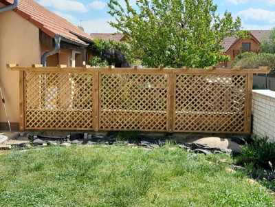 Pergola Linda a mříž Jana jako plot pro rozdělení pozemku