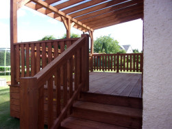 Dřevěná terasa se schody a zábradlím vyrobena v naší truhlárně.