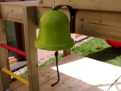Zvoneček zakoupený k obohacení dětského hřiště.