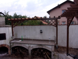 Pergola Linda 1 s ozdobnou mříží Karla nad pracovní plochou zahradní kuchyně.