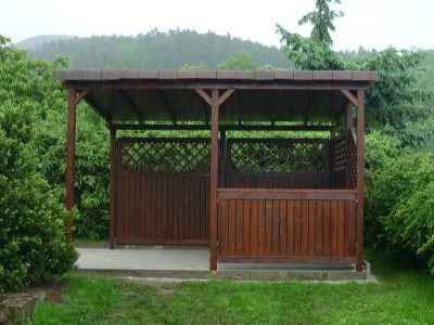 Atypická pergola Linda doplněna dělící stěnou Praktik a mříží Tereza