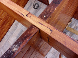 Detail spojení nosného hranolu střechy se středovou příčkou