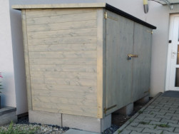 •	Instalace na tři připravené pásy z KB cca 20 cm od stěny domu dle požadavku zákazníka.