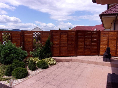 Výroba plotových zástěn Praktik a instalace ve svažitém terénu