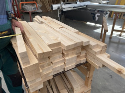 Hranoly z vysušeného smrkového dřeva o síle 4 cm připravené na výrobu zahradního nábytku.