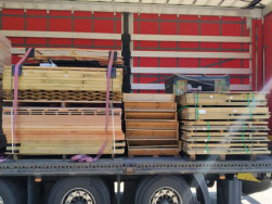 Kamiónem byl domek Eigo spolu s dalším zbožím dopraven do areálu naší firmy.