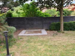 Zahradní domek by měl stát na konci zahrady na dlaždicích 40x40 cm vysokých 5 cm a položených pouze na travnatém povrchu.