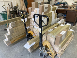 Na paletě je připravena krabice s montážním kitem a tlakově impregnované smrkové dřevo nakrácené na potřebné délky.