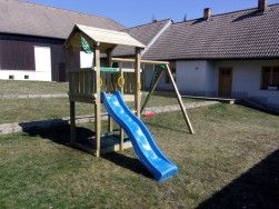 Dětské hřiště postavené u víkendové chalupy a připravené na hraní.
